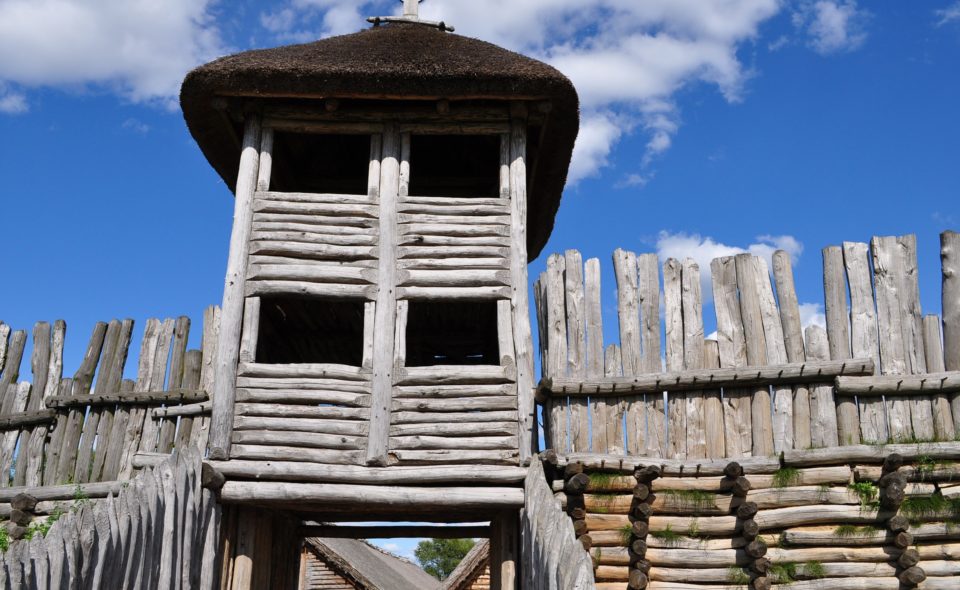 Świt historii nad Jeziorem Biskupińskim. Epoka pierwszych rolników. 75 lat badań Biskupina <span class=