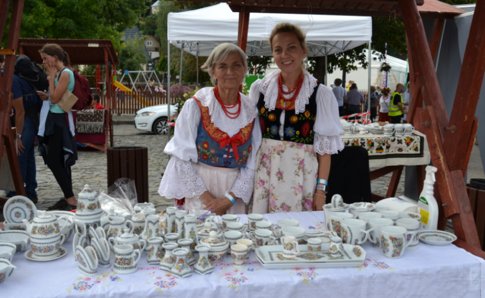 Malowanie na porcelanie – rozmowa z Grażyną Czekałą, twórczynią ludową z Gogolina